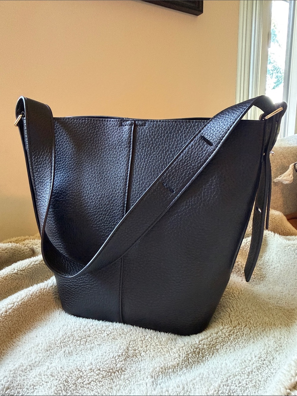Classic Black Leather Bucket Tote - Women